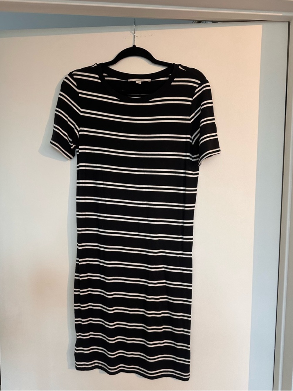 Loft Women’s B&W Striped Short Sleeve T-shirt Dress, excellent condition